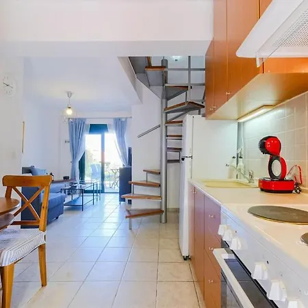 Aurora 2-bdrm Maisonette With Shared Pool, חניוטי