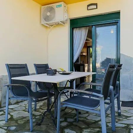 בית נופש Aurora 2-bdrm Maisonette With Shared Pool, *