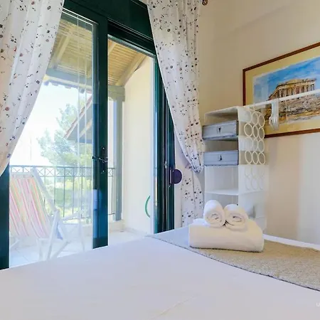 Aurora 2-bdrm Maisonette With Shared Pool, בית נופש חניוטי