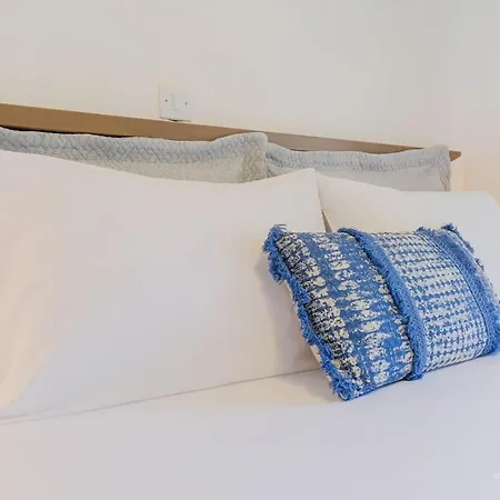 Aurora 2-bdrm Maisonette With Shared Pool, * חניוטי