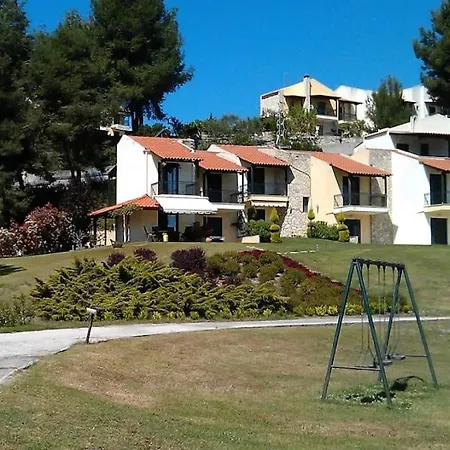 בית נופש Aurora 2-bdrm Maisonette With Shared Pool, חניוטי