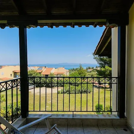 Aurora 2-bdrm Maisonette With Shared Pool, *