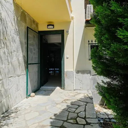 Aurora 2-bdrm Maisonette With Shared Pool, חניוטי