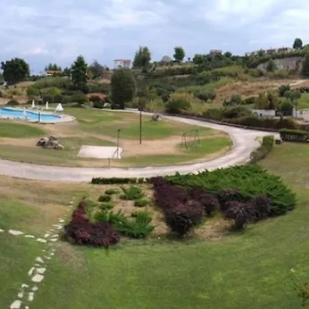 בית נופש Aurora 2-bdrm Maisonette With Shared Pool,