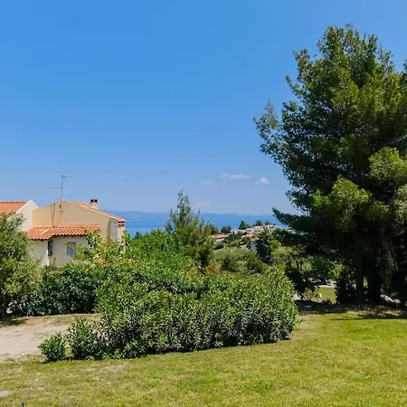 Aurora 2-bdrm Maisonette With Shared Pool, * חניוטי