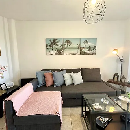 Aurora 2-bdrm Maisonette With Shared Pool, בית נופש חניוטי