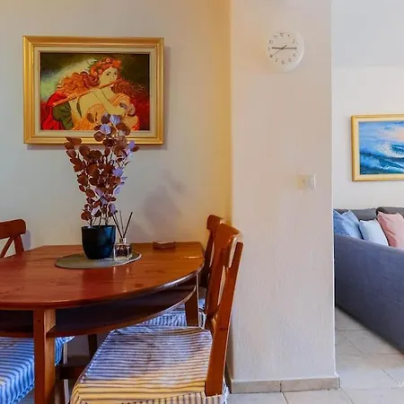 Aurora 2-bdrm Maisonette With Shared Pool, Hébergement de vacances *
