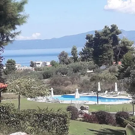 Aurora 2-bdrm Maisonette With Shared Pool,