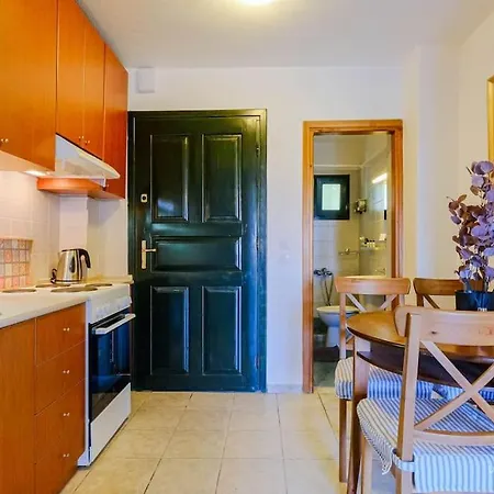 Aurora 2-bdrm Maisonette With Shared Pool, *